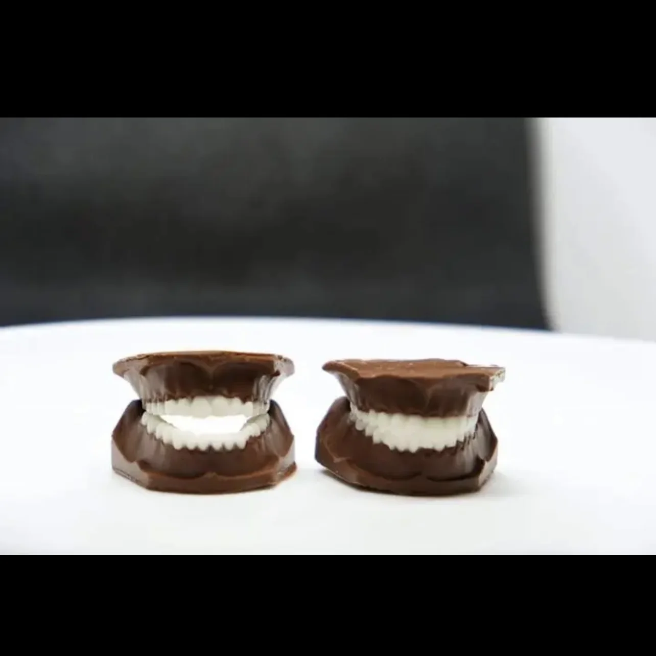 白い歯と茶色の歯ぐきをチョコレートで表現した、2つの義歯チョコ