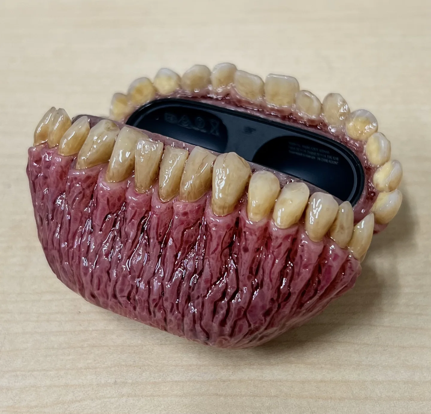 歯科医院の院長からの依頼で製作した、歯だらけのイヤホンケース