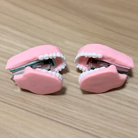 入れ歯の形をしたホッチキス、歯ッチキス