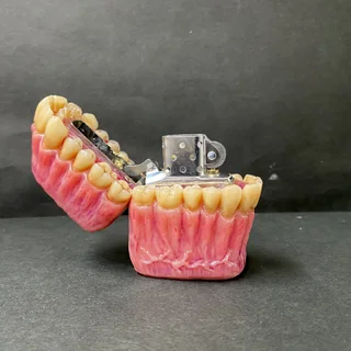 蓋を開くと、歯の間からライターの金属部分が見える特注ZIPPO